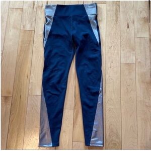 Heroine Sport gray & silver leggings size extra small